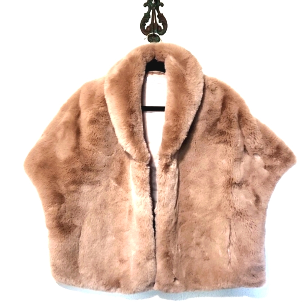 NEW! La Fiorentina Luxury Plush Faux Fur Capelet Wrap Camel One Size